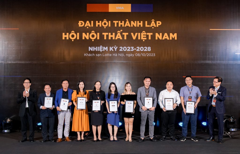Đại diện Nhà thông minh Vconnex nhận chứng nhận Đơn vị Đồng hành tư chủ tịch Hội Nội Thất Việt Nam