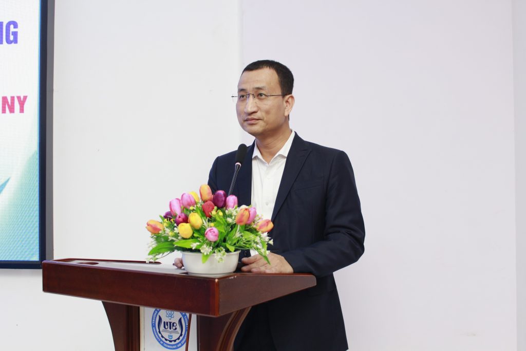 PGS. TS. Nguyễn Lê Hùng - Phó Hiệu trưởng nhà trường phát biểu 
