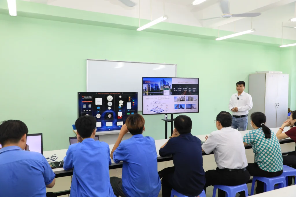 Vconnex-dao-tao-kien-thuc-IoT-thuc-tien-cho-sinh-vien-Truong-Cao-dang-Ly-Tu-Trong-TP.-HCM