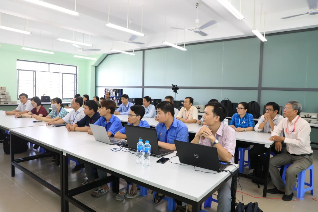 Vconnex-dao-tao-kien-thuc-IoT-thuc-tien-cho-sinh-vien-Truong-Cao-dang-Ly-Tu-Trong-TP.-HCM