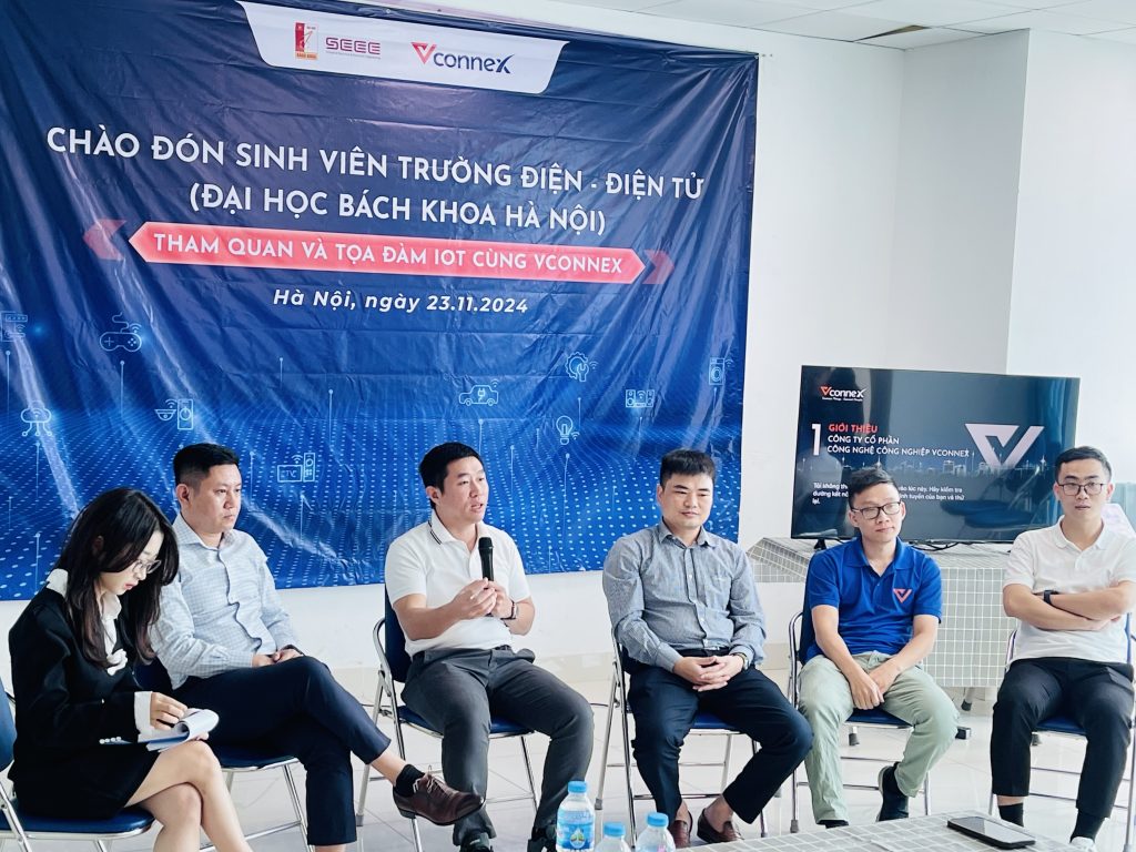 Sinh viên tham dự tọa đàm IoT 1