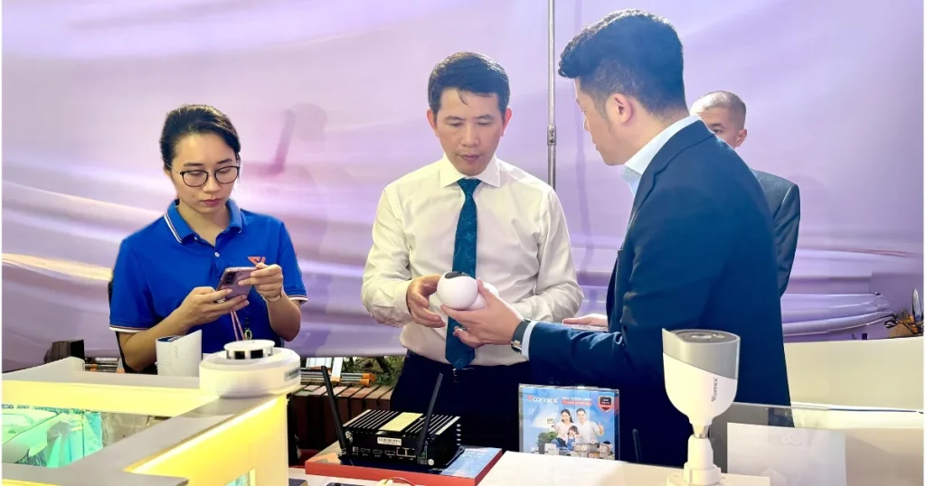 Tổng giám đốc Vconnex - Ông Nguyễn Đức Quý giới thiệu về sản phẩm "Make in Vietnam" với cán bộ tham dự Đại hội Đại biểu Đảng bộ Bộ Khoa học và Công nghệ