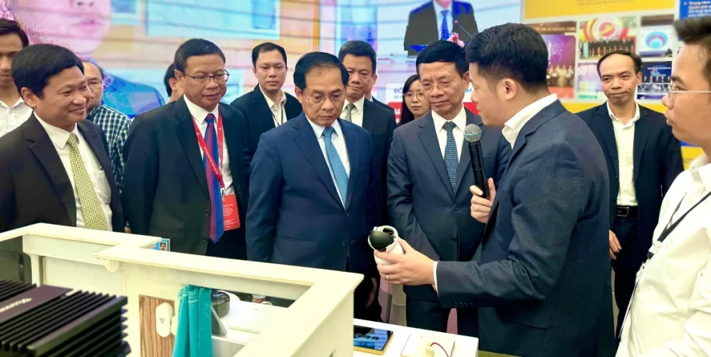 Vconnex-khang-dinh-vi-the-cong-nghe-so- tai- trien-lam-thanh-tuu-dat-nuoc-2025